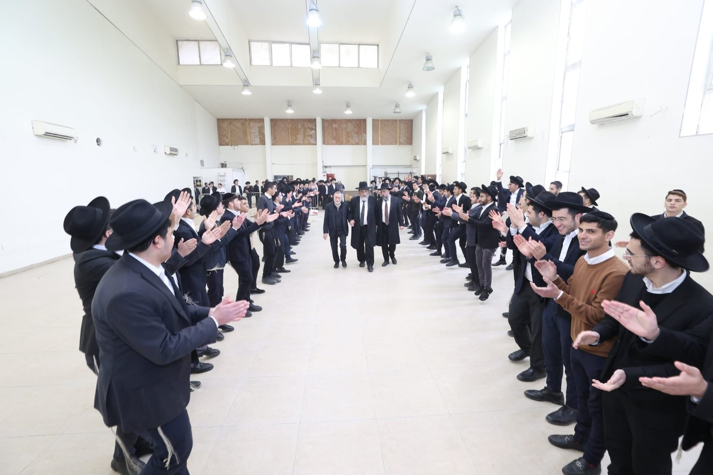 העברת ספרי התורה בישיבת 'באר יצחק – טלזסטון' 