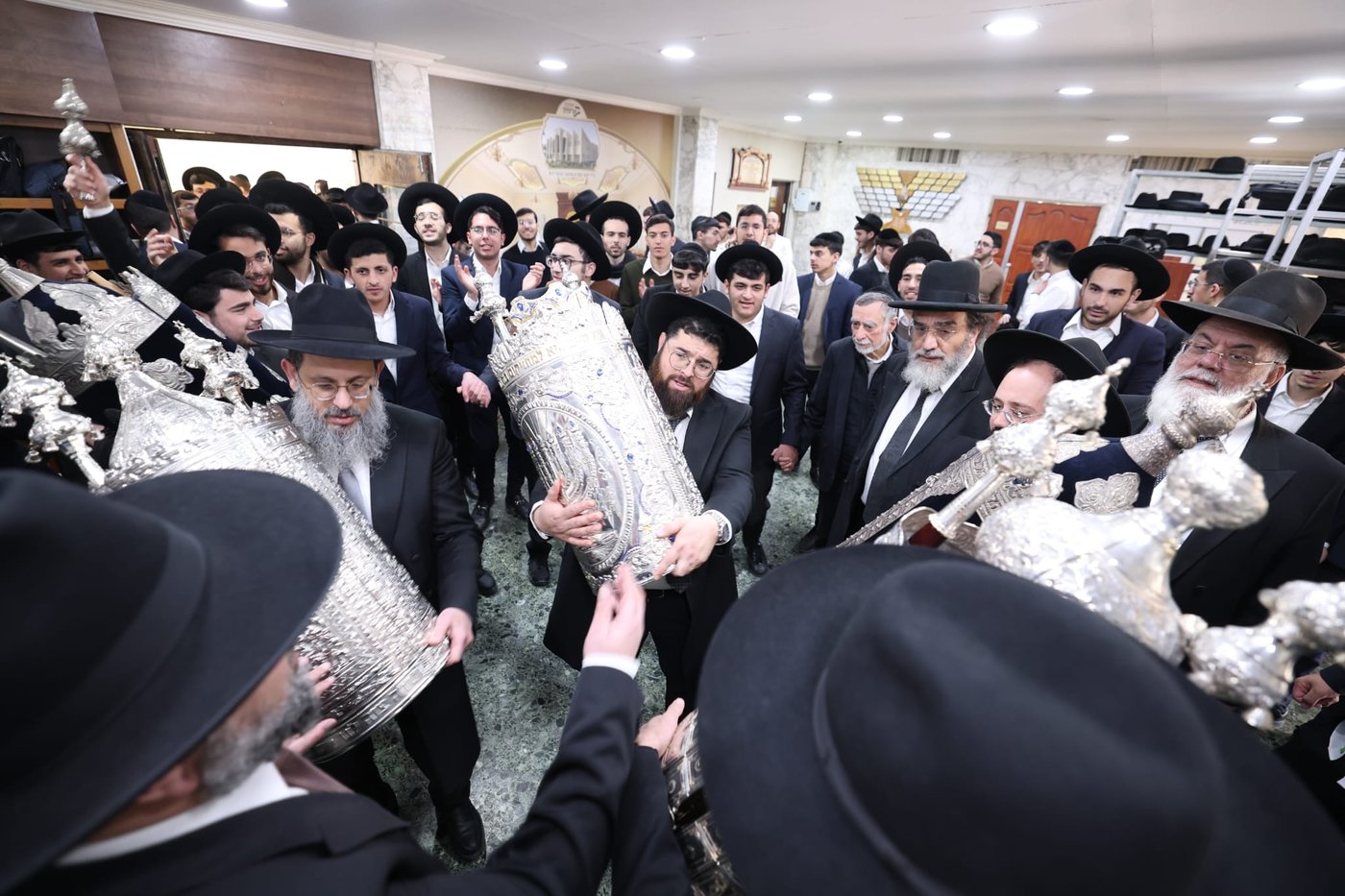 העברת ספרי התורה בישיבת 'באר יצחק – טלזסטון' 