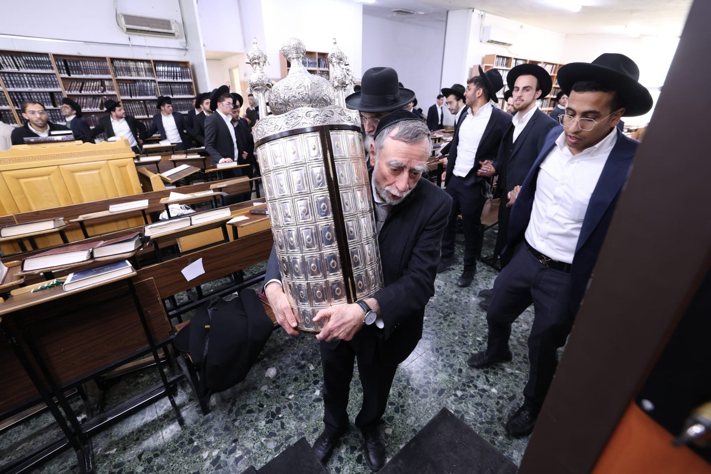 העברת ספרי התורה בישיבת 'באר יצחק – טלזסטון' 