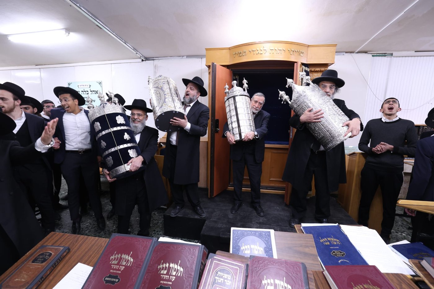 העברת ספרי התורה בישיבת 'באר יצחק – טלזסטון' 