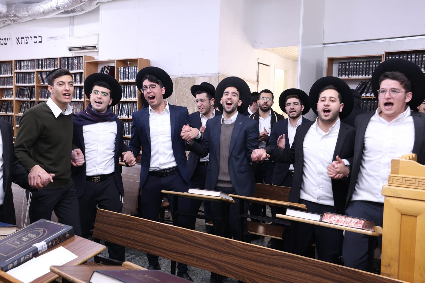 העברת ספרי התורה בישיבת 'באר יצחק – טלזסטון' 