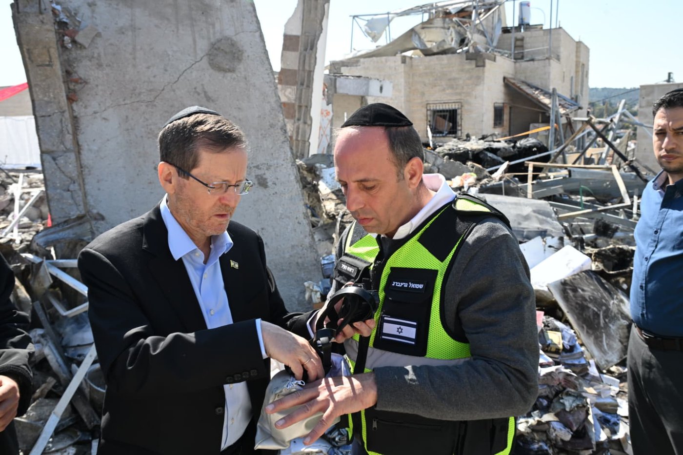 הנשיא הרצוג בזירת הנפילה בבית שמש