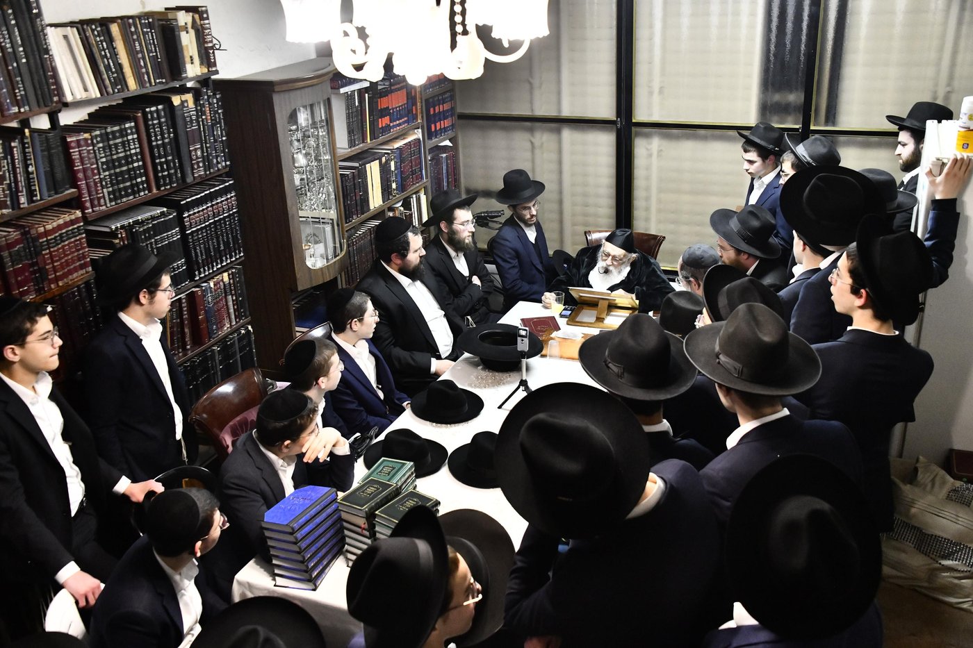 הגר"מ גריינמן במסירת השיעור