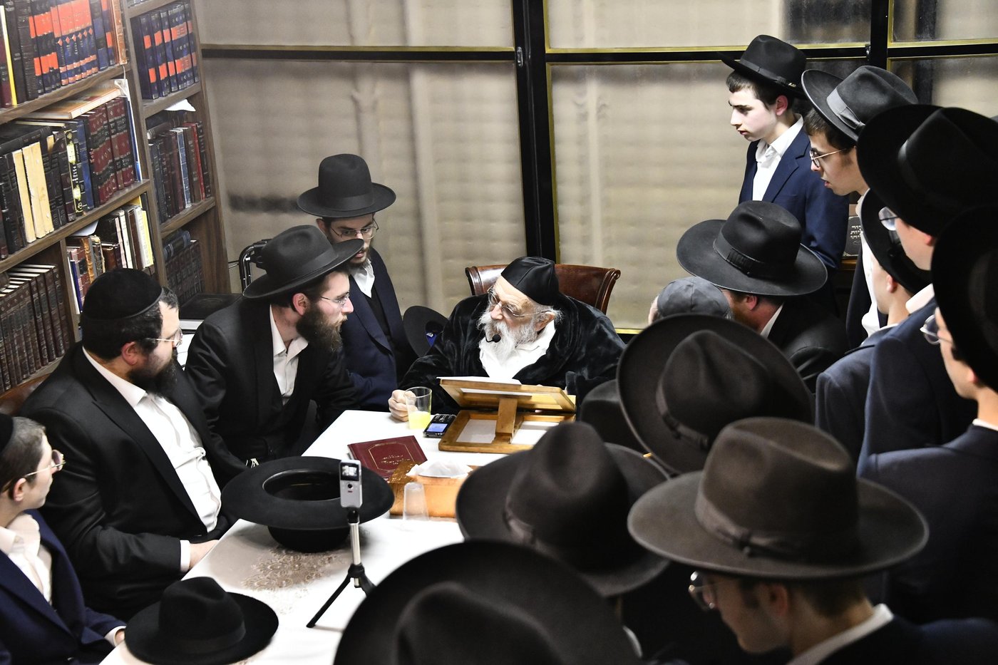 הגר"מ גריינמן במסירת השיעור