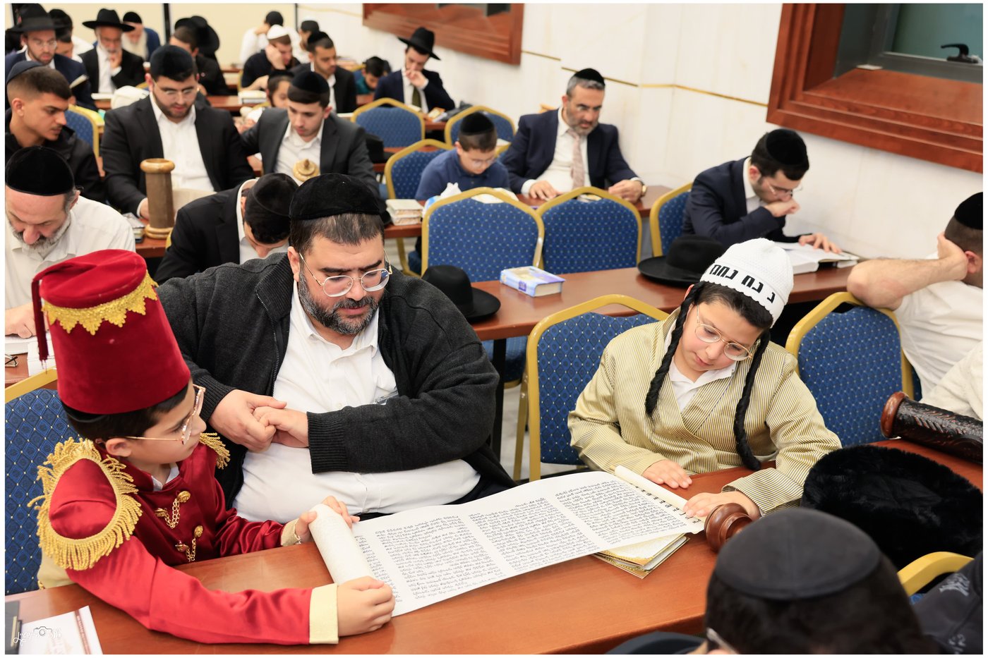 הגאון הרב יגאל כהן בקריאת המגילה