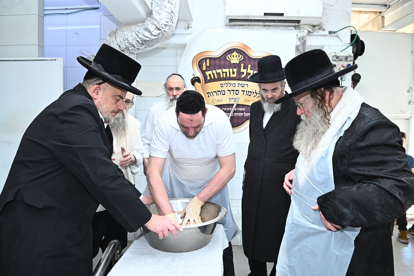 האדמו"ר מקוזמיר באפיית מצות