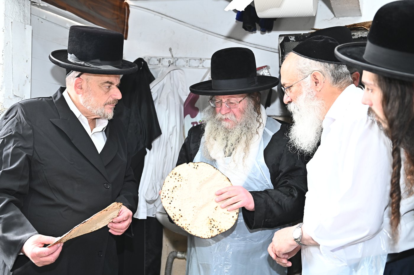 האדמו"ר מקוזמיר באפיית מצות