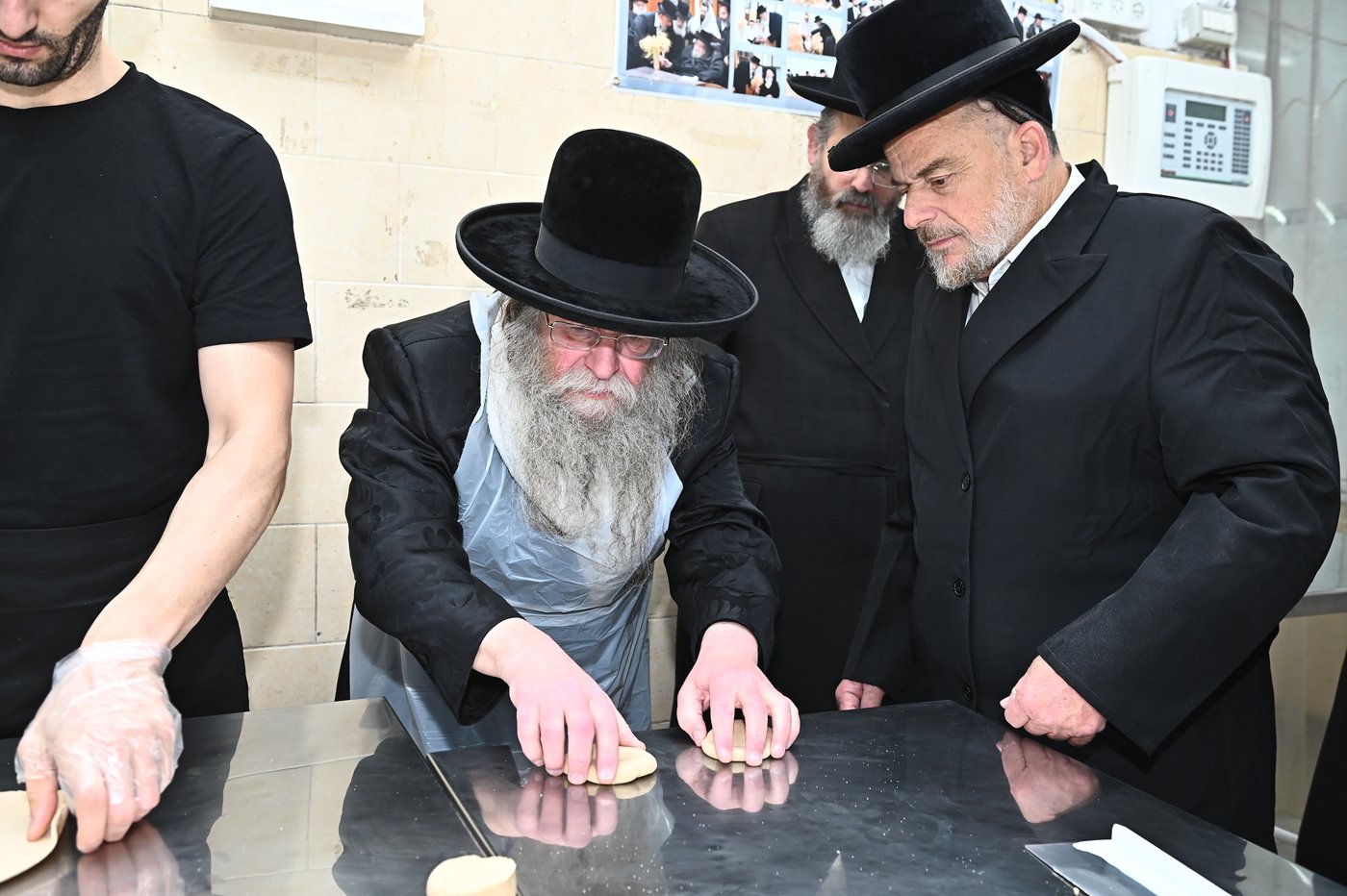 האדמו"ר מקוזמיר באפיית מצות