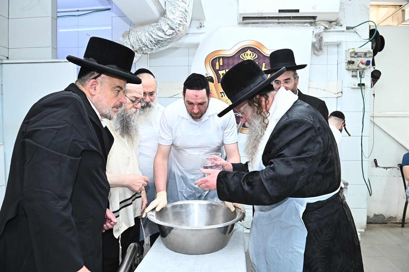 האדמו"ר מקוזמיר באפיית מצות