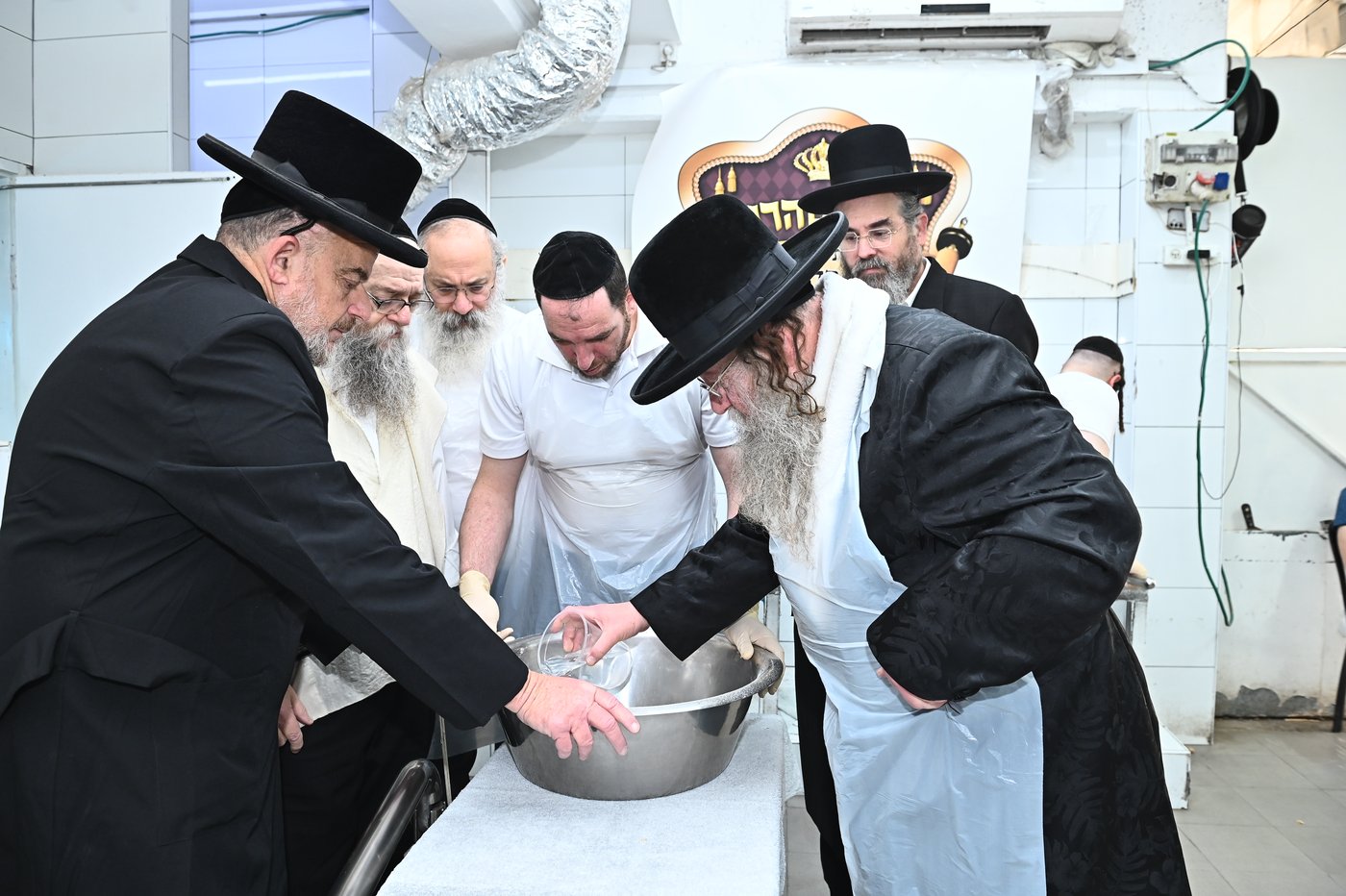 האדמו"ר מקוזמיר באפיית מצות