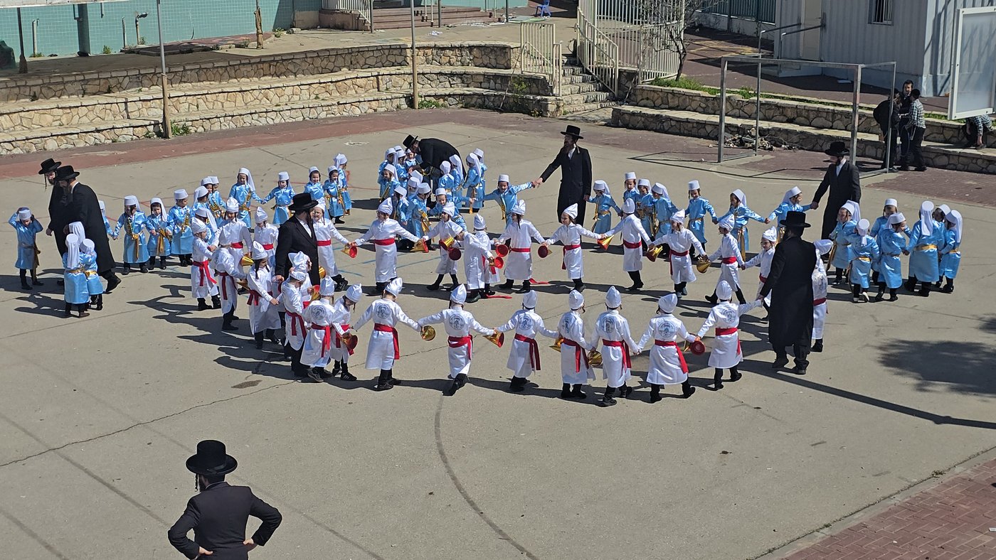 מסיבת פורים לילדי ת"ת כלל חסידי בפרדס כץ