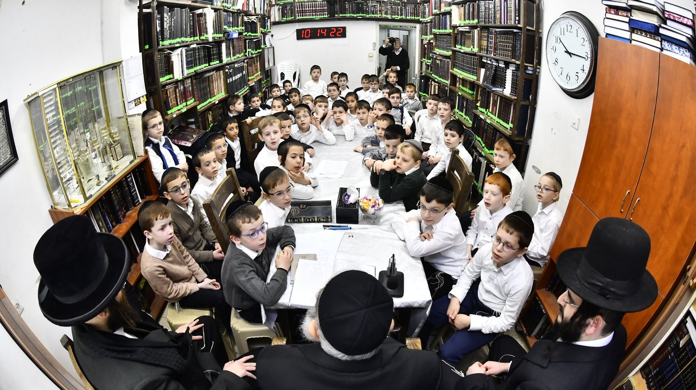 ילדי חדרי תורה בבחינה אצל הגאון רבי שרגא שטיינמן