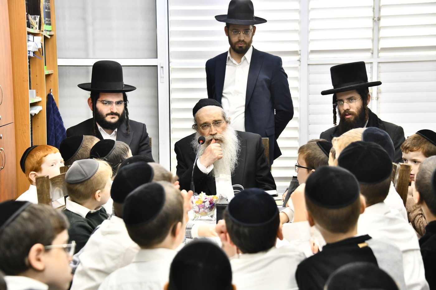 ילדי חדרי תורה בבחינה אצל הגאון רבי שרגא שטיינמן