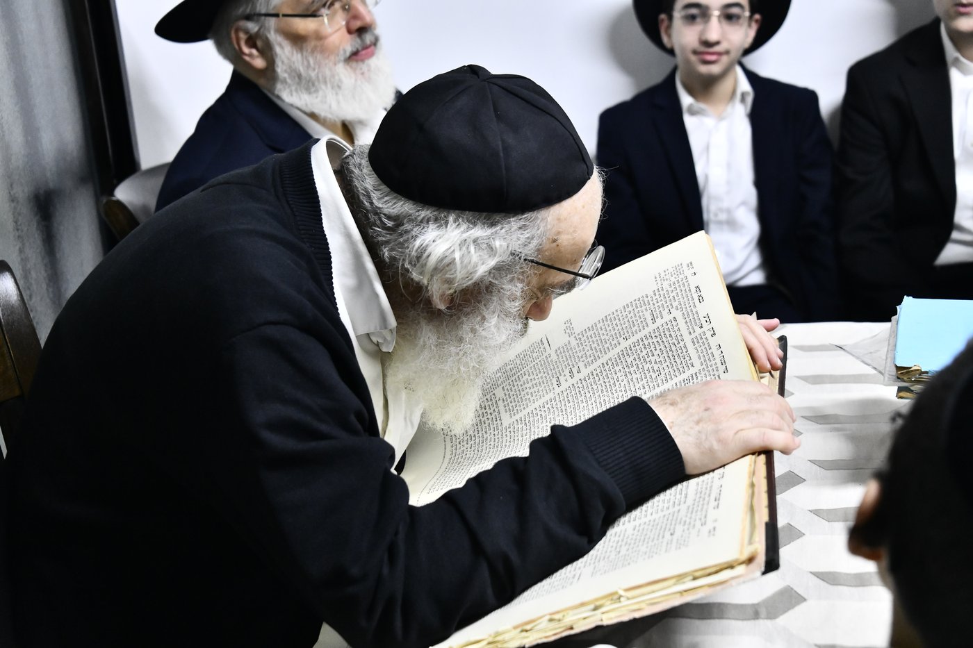 ילדי חדרי תורה בבחינה אצל הגאון רבי ברוך דב דיסקין