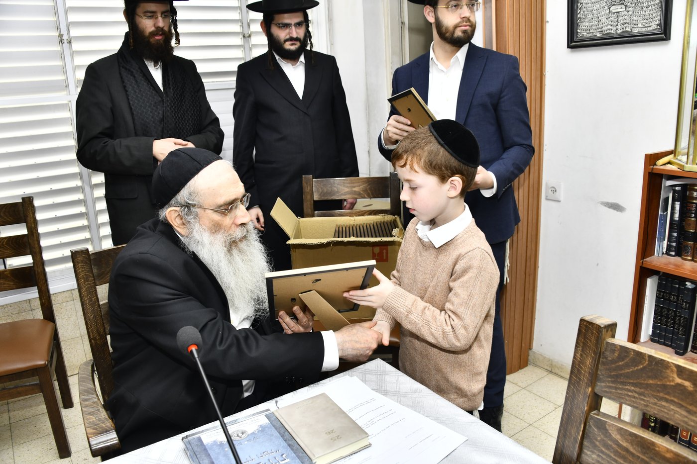 ילדי חדרי תורה בבחינה אצל הגאון רבי שרגא שטיינמן