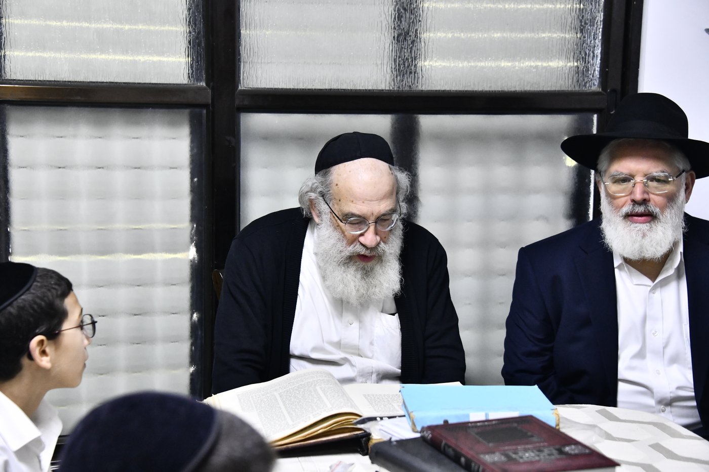 ילדי חדרי תורה בבחינה אצל הגאון רבי ברוך דב דיסקין