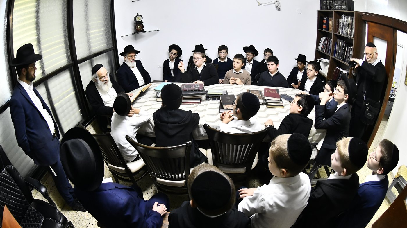 ילדי חדרי תורה בבחינה אצל הגאון רבי ברוך דב דיסקין