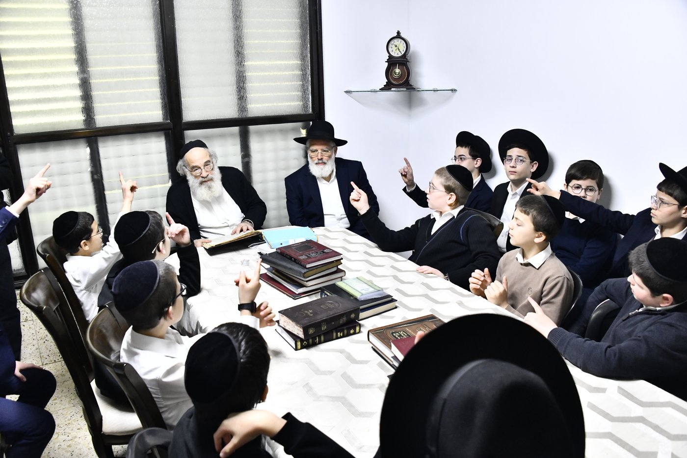 ילדי חדרי תורה בבחינה אצל הגאון רבי ברוך דב דיסקין