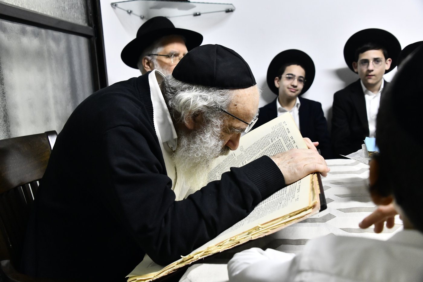 ילדי חדרי תורה בבחינה אצל הגאון רבי ברוך דב דיסקין