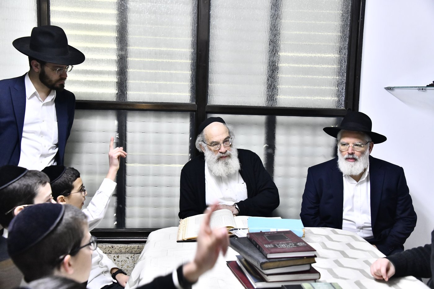 ילדי חדרי תורה בבחינה אצל הגאון רבי ברוך דב דיסקין