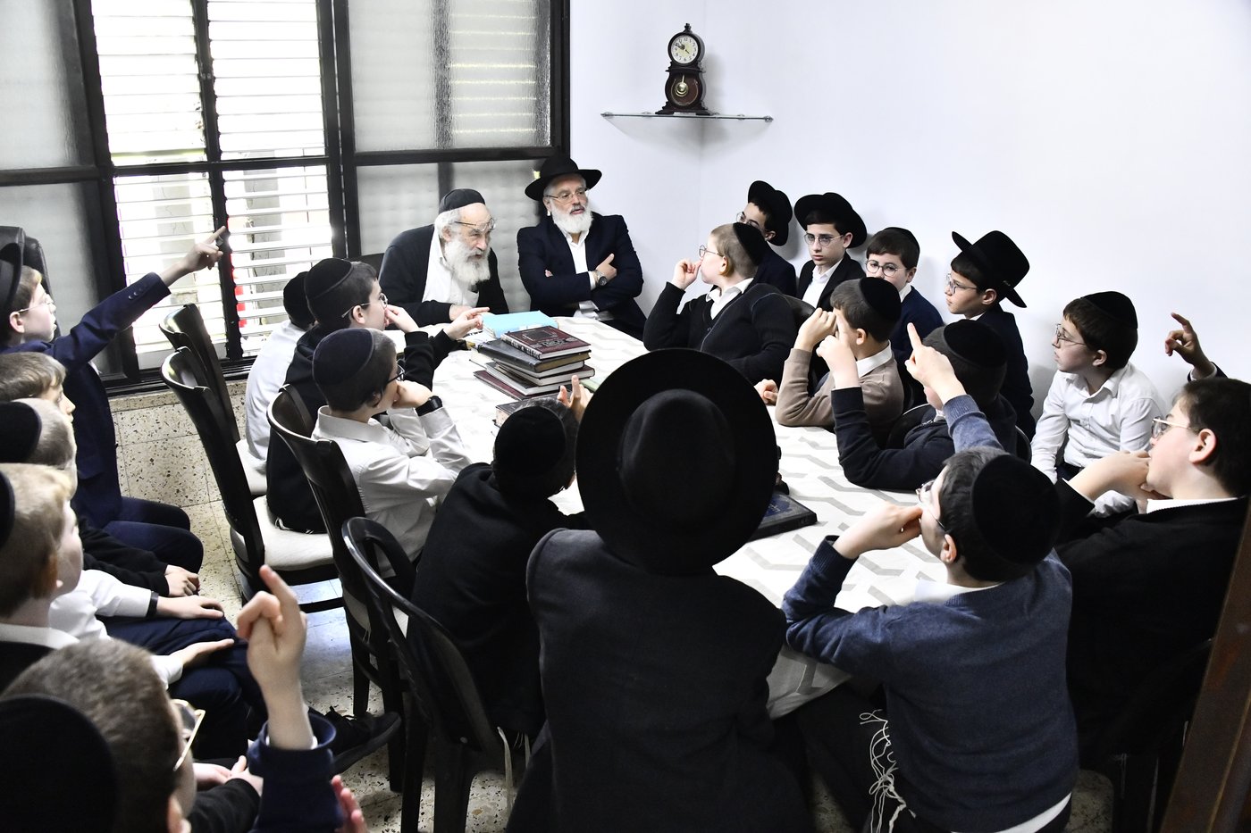 ילדי חדרי תורה בבחינה אצל הגאון רבי ברוך דב דיסקין