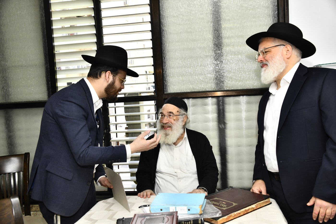 ילדי חדרי תורה בבחינה אצל הגאון רבי ברוך דב דיסקין