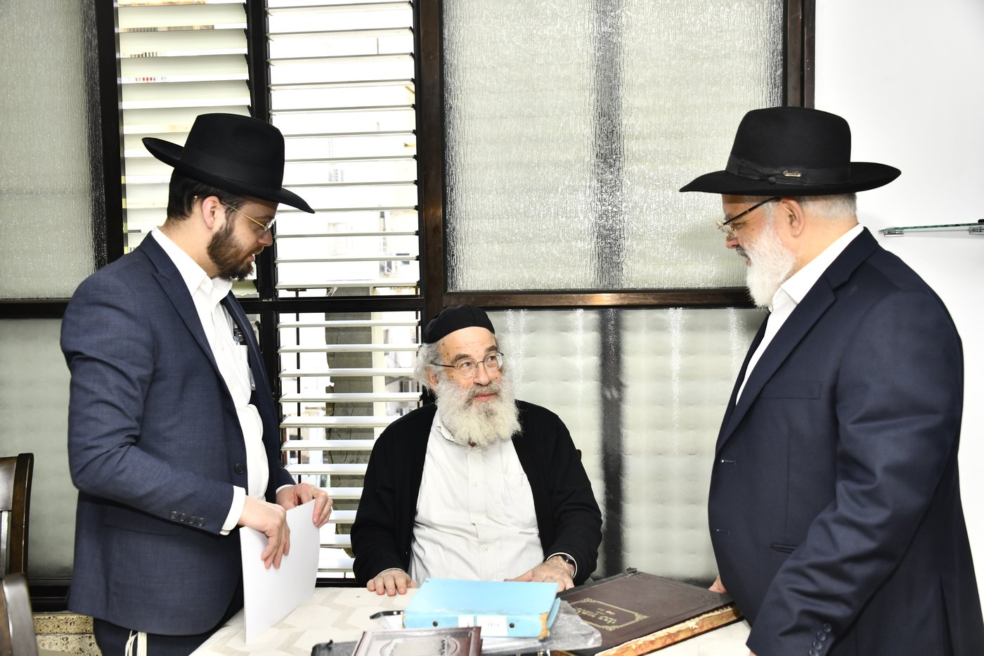 ילדי חדרי תורה בבחינה אצל הגאון רבי ברוך דב דיסקין