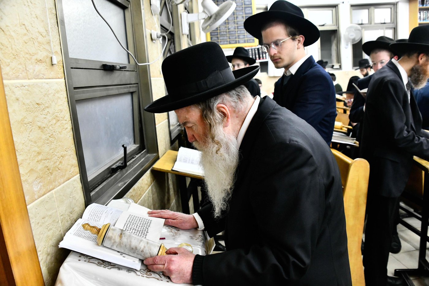 הגאון רבי מרדכי גרוס בקריאת המגילה