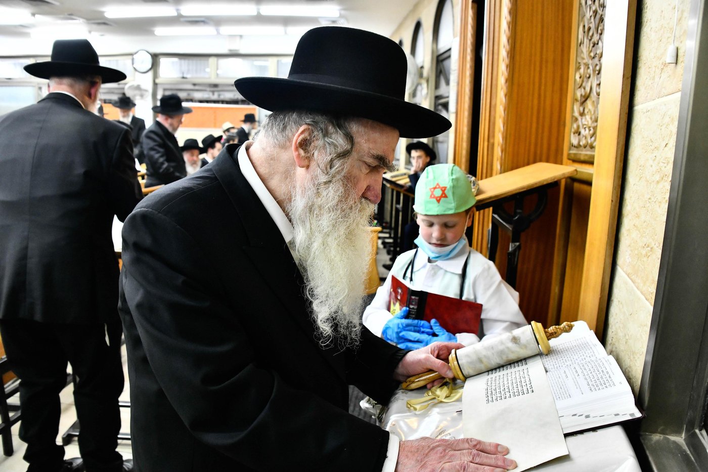 הגאון רבי מרדכי גרוס בקריאת המגילה