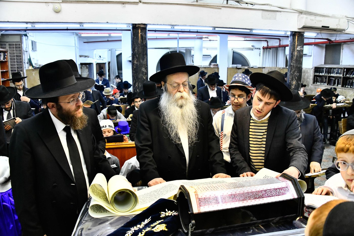 הגאון רבי שלמה קנייבסקי בקריאת המגילה