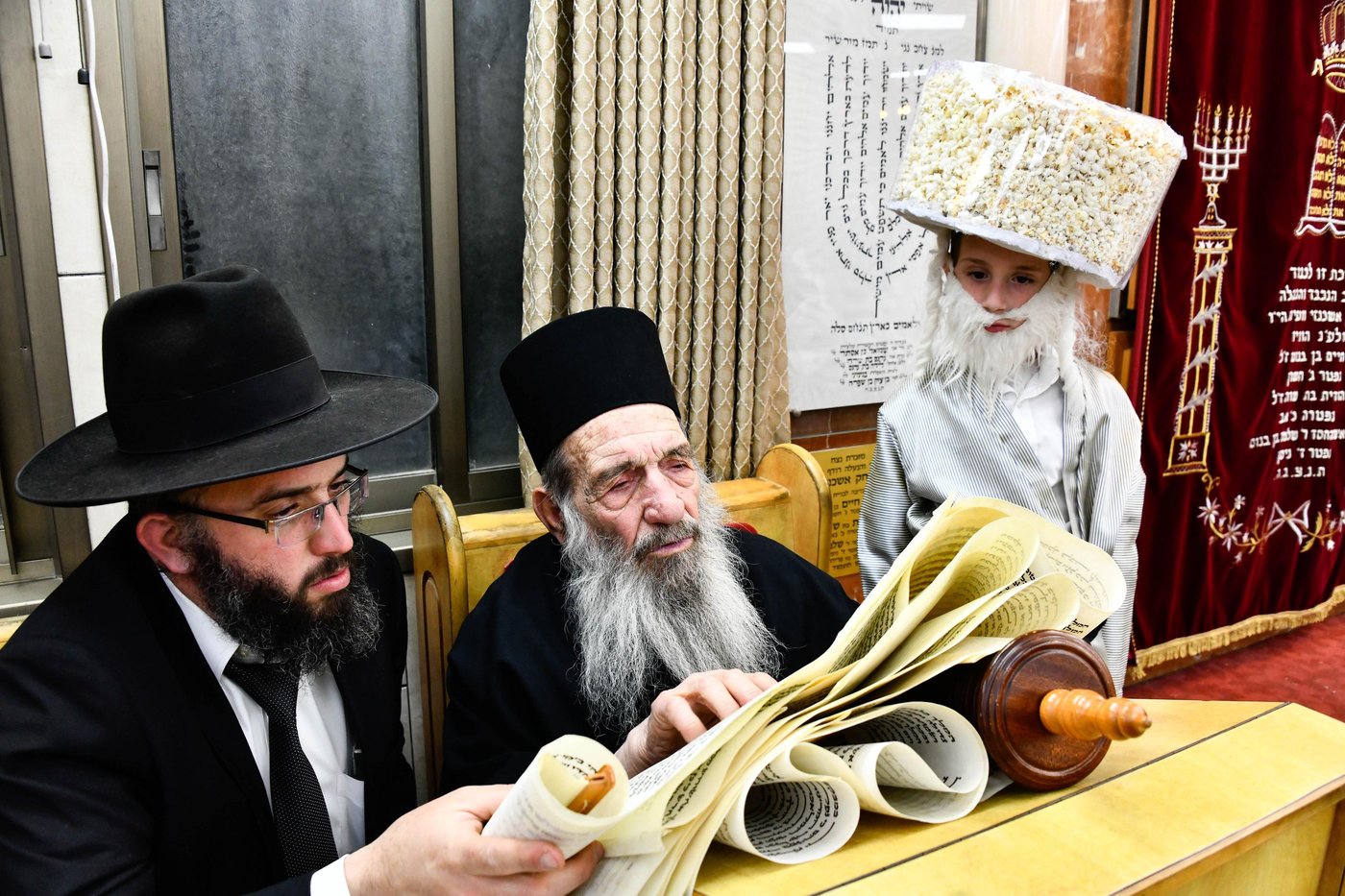 הגאון רבי ניסים בן שמעון בקריאת המגילה