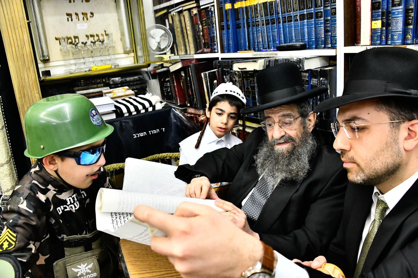 הגאון רבי מסעוד בן שמעון בקריאת המגילה