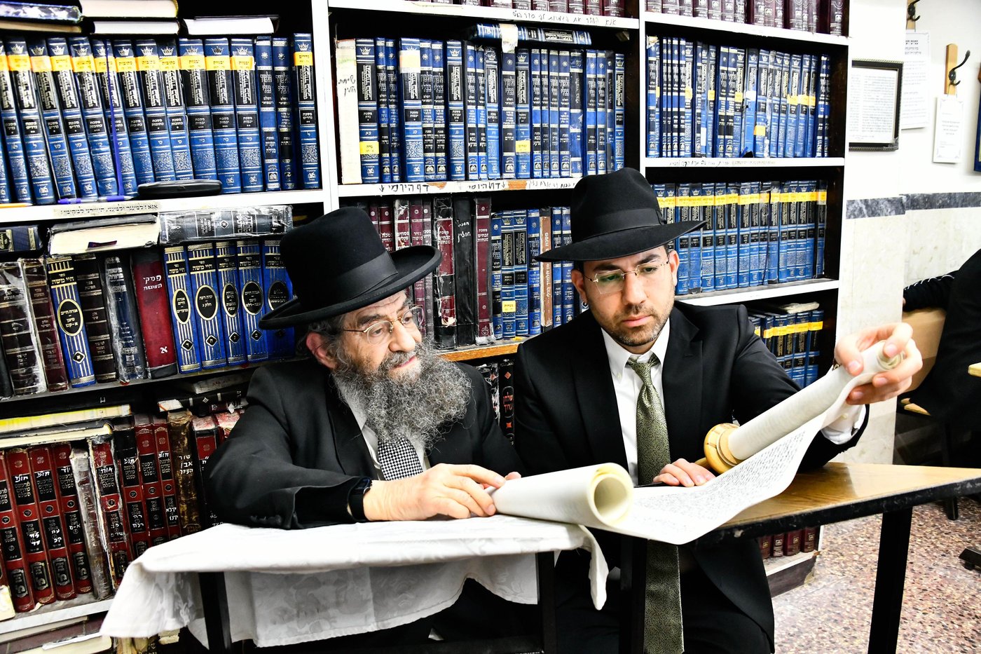 הגאון רבי מסעוד בן שמעון בקריאת המגילה