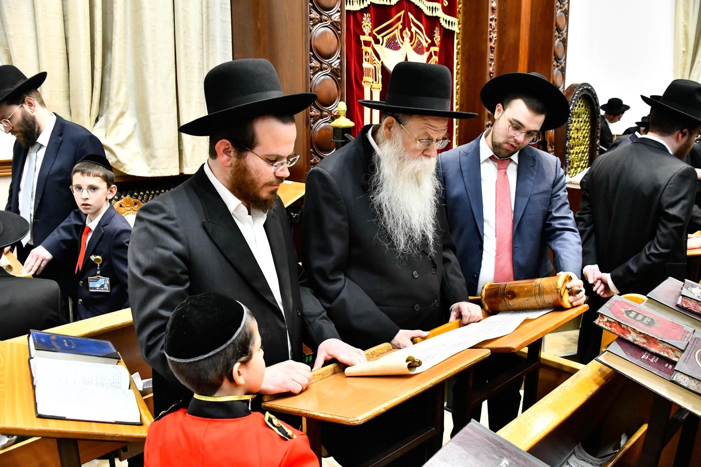 קריאת המגילה בהיכל ישיבת סלבודקה