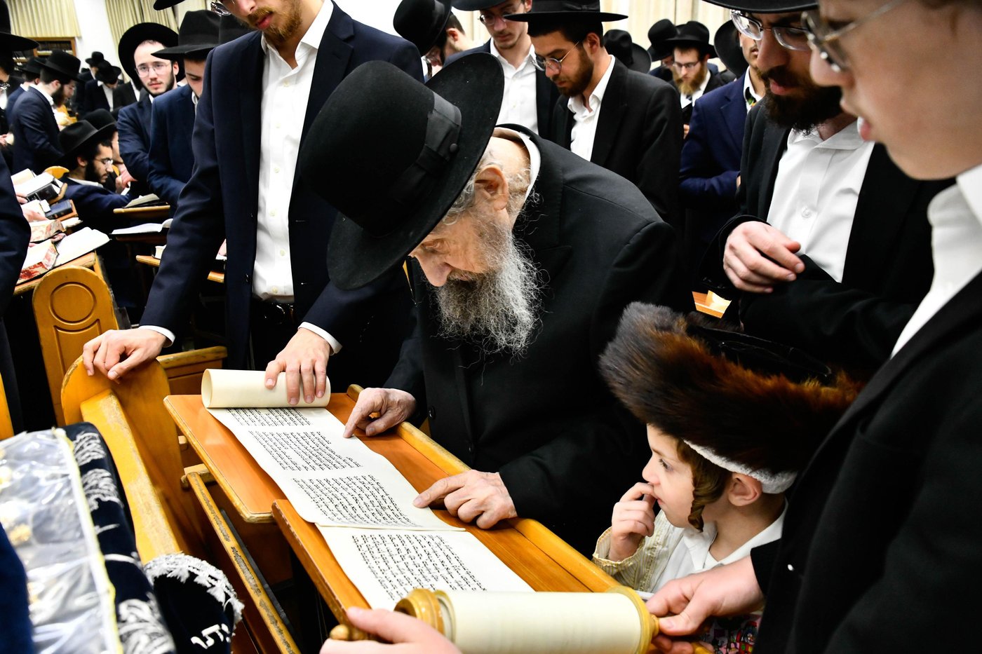 קריאת המגילה בהיכל ישיבת סלבודקה