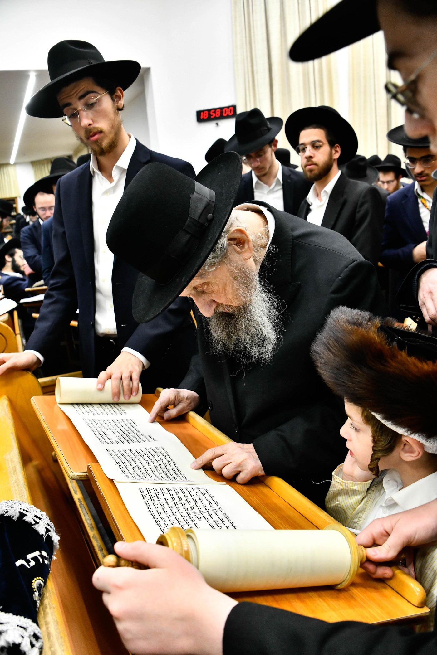 קריאת המגילה בהיכל ישיבת סלבודקה