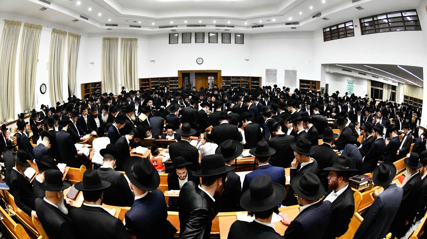 קריאת המגילה בהיכל ישיבת סלבודקה