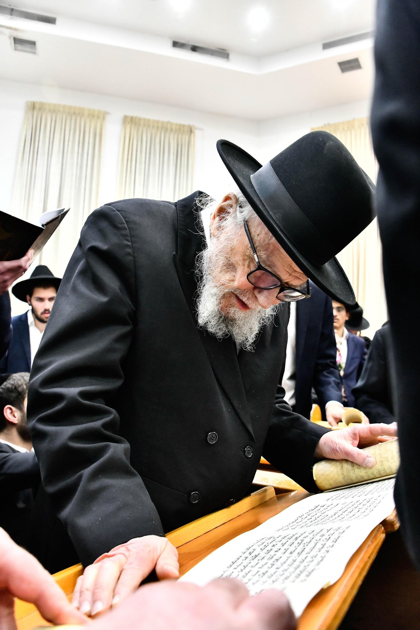 קריאת המגילה בהיכל ישיבת סלבודקה