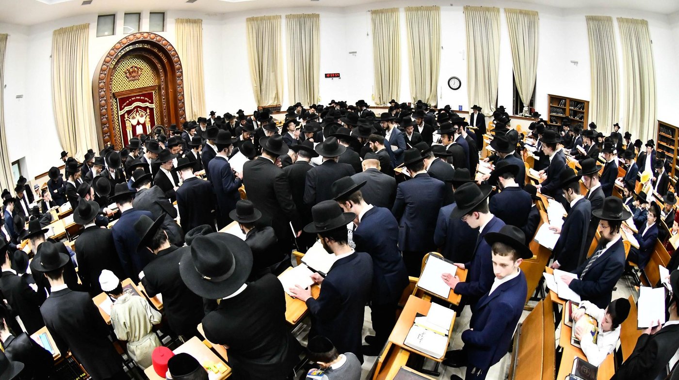 קריאת המגילה בהיכל ישיבת סלבודקה