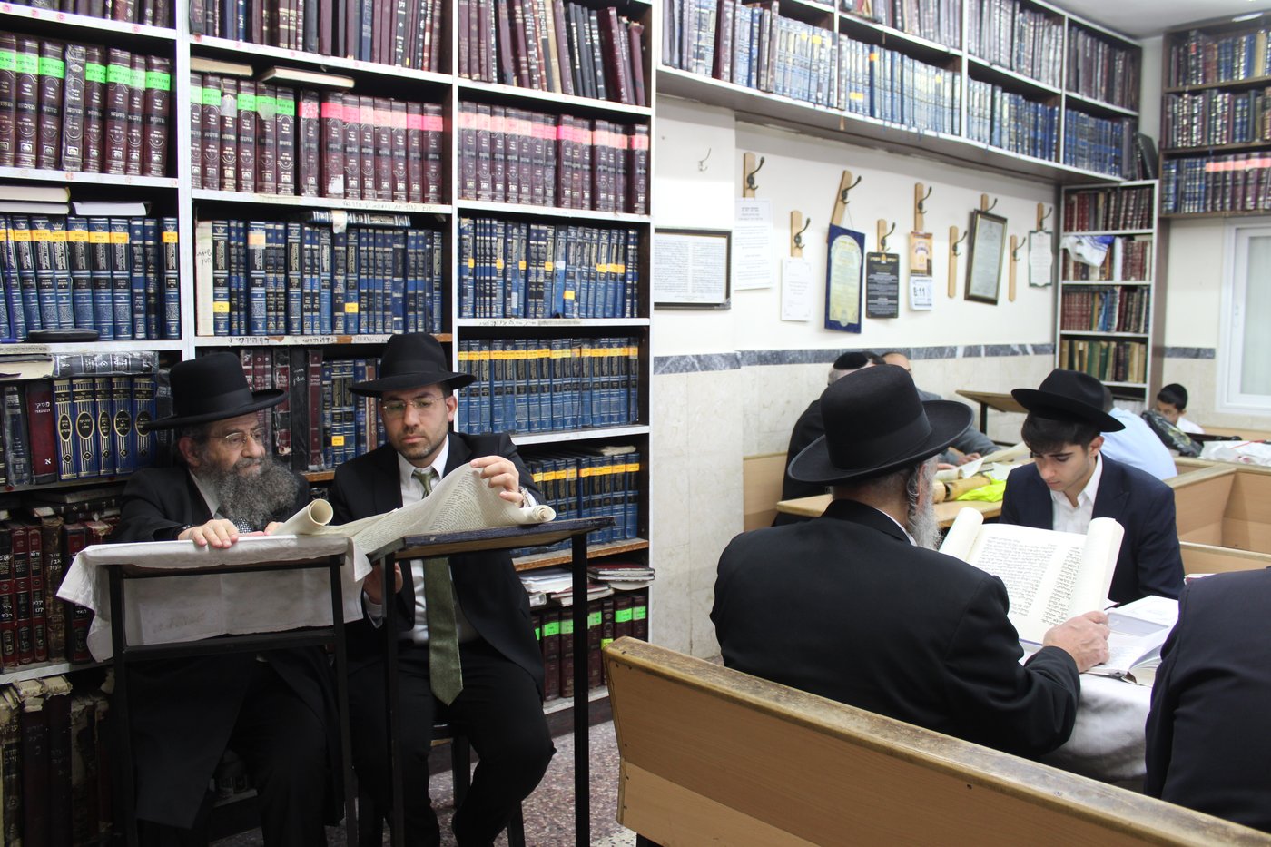 הגאון רבי מסעוד בן שמעון בקריאת המגילה