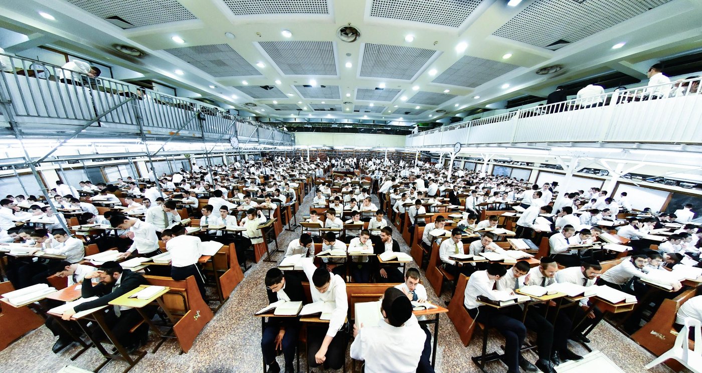 ליל פורים בישיבת פוניבז'