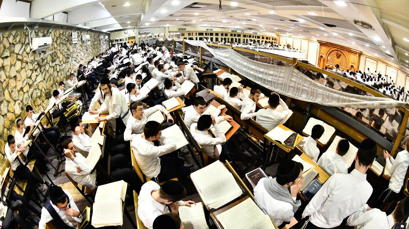 ליל פורים בישיבת פוניבז'