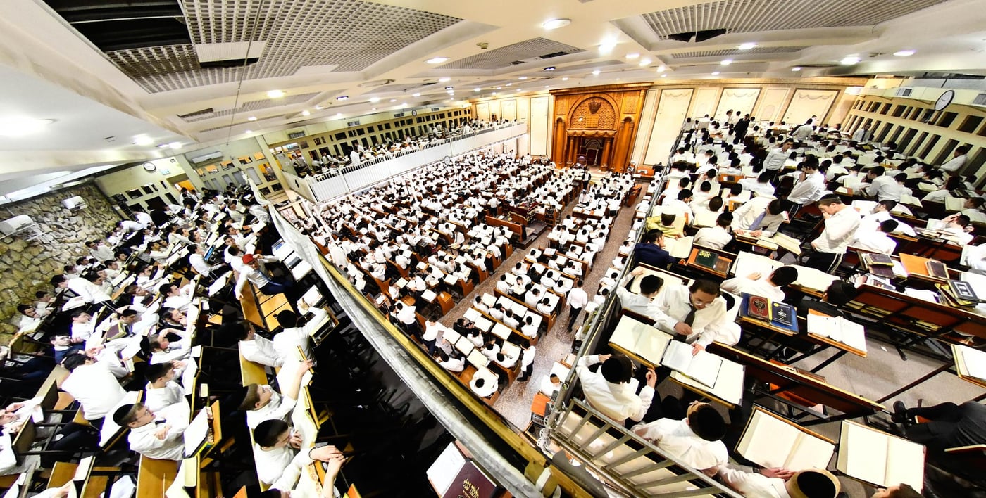 ליל פורים בישיבת פוניבז'