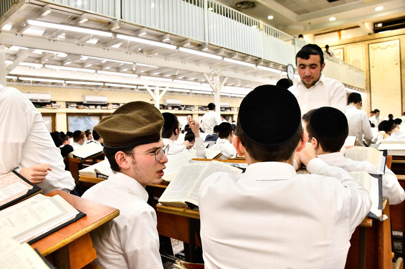 ליל פורים בישיבת פוניבז'