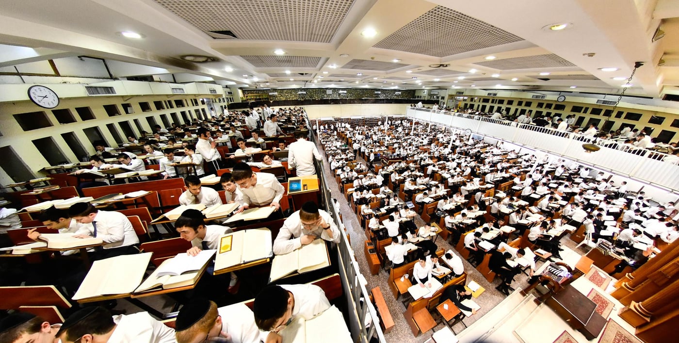 ליל פורים בישיבת פוניבז'