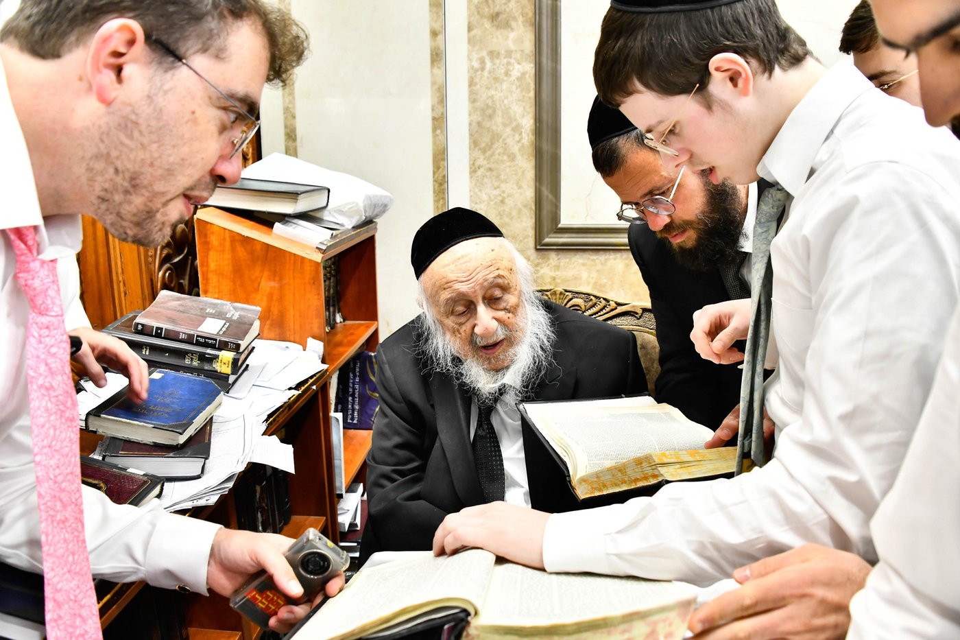 ליל פורים בישיבת פוניבז'