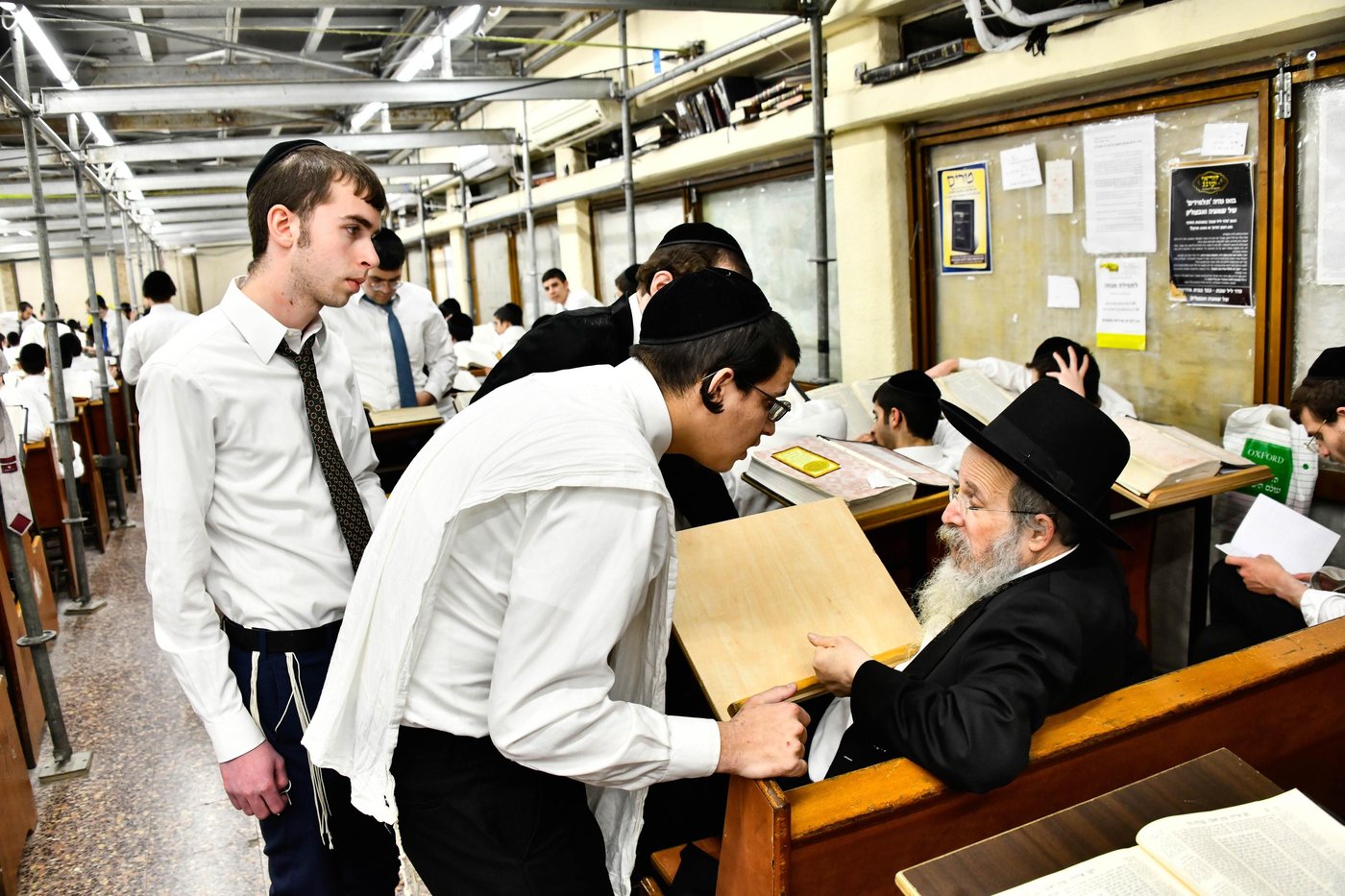 ליל פורים בישיבת פוניבז'