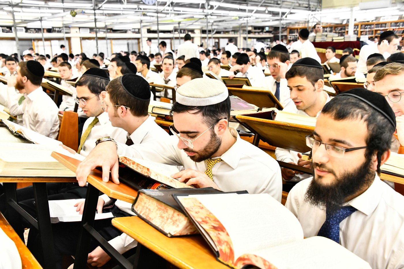 ליל פורים בישיבת פוניבז'