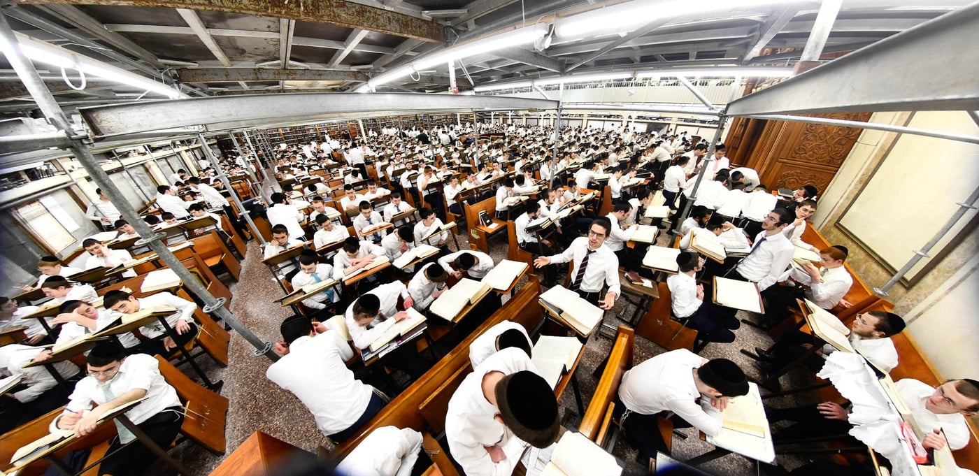 ליל פורים בישיבת פוניבז'