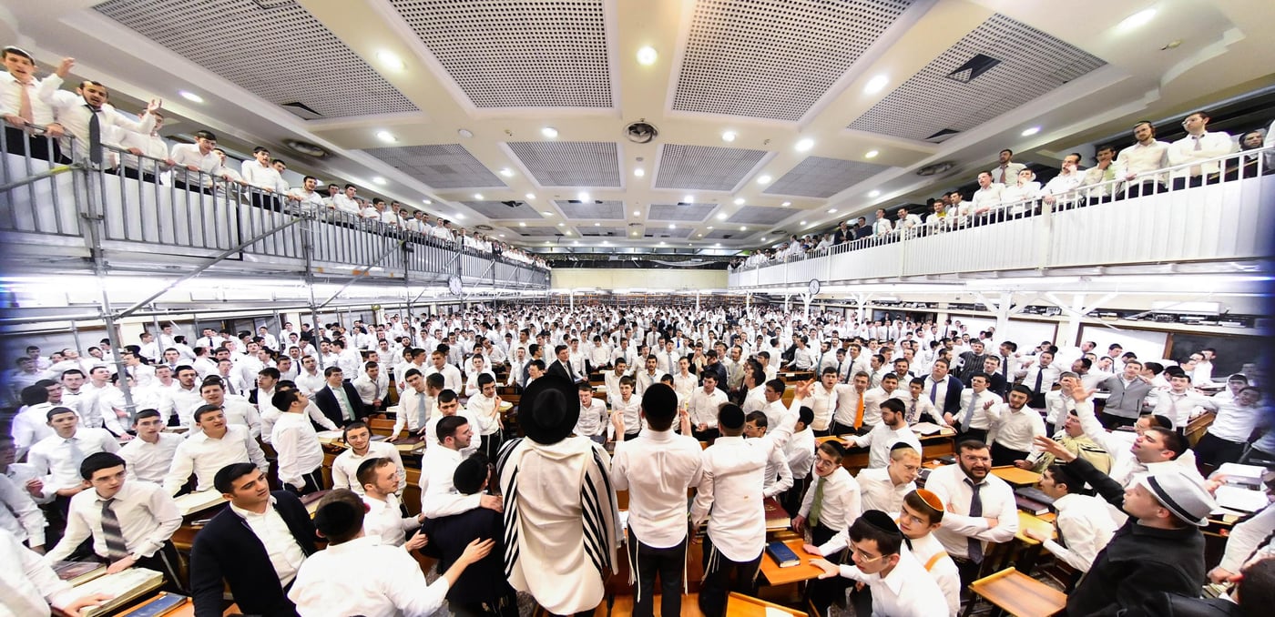 ליל פורים בישיבת פוניבז'